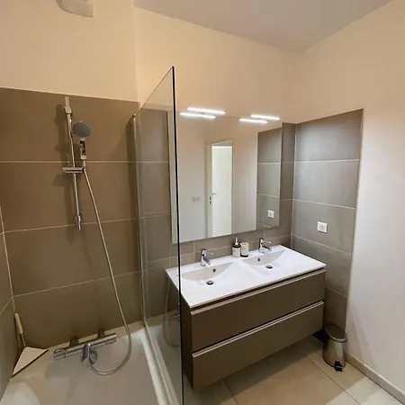 Large With Air Conditioning, Terrace And Parking アパート *